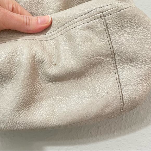 Marc Jacobs Cream Large Hobo Style Handbag Gold Hardware Shoulder Strap - Picture 6 of 12